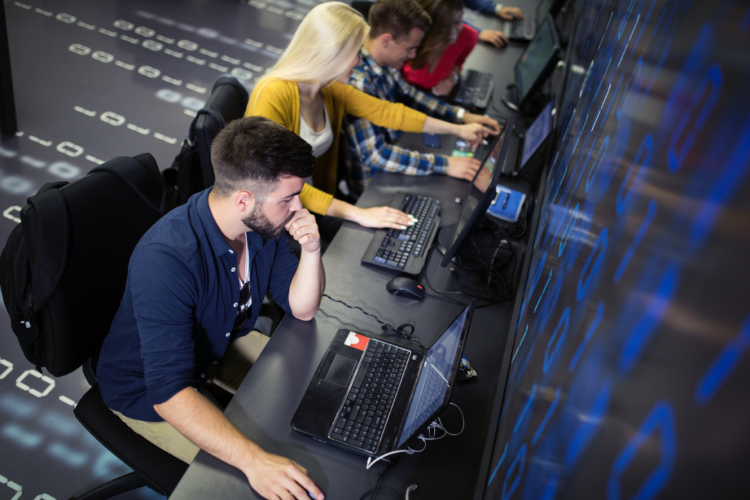 Код и деньги: зачем россияне идут в IT-буткемпы Иллюстрация к новости: Код и деньги: зачем россияне идут в IT-буткемпы