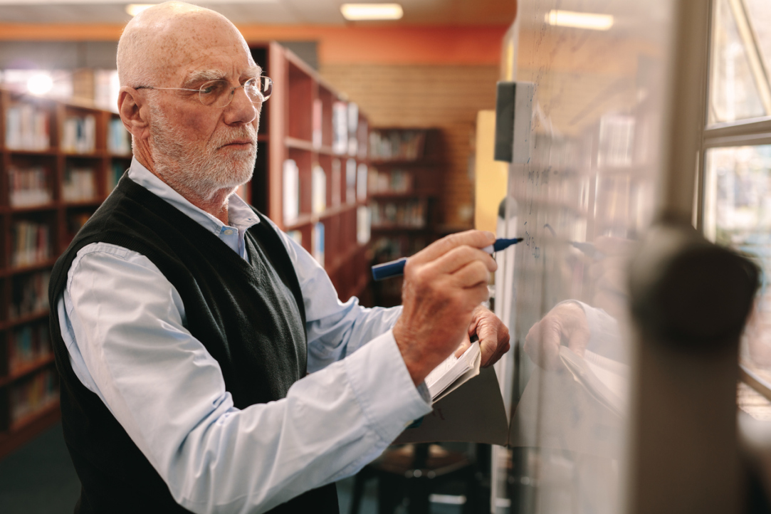 Senior Scholars’ High Achievements Rely on Strong Personality and Favourable Environment Illustration for news: Senior Scholars’ High Achievements Rely on Strong Personality and Favourable Environment